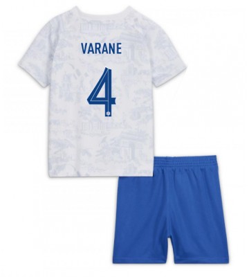 Frankrike Raphael Varane #4 Borta Kläder Barn VM 2022 Kortärmad (+ Korta byxor)